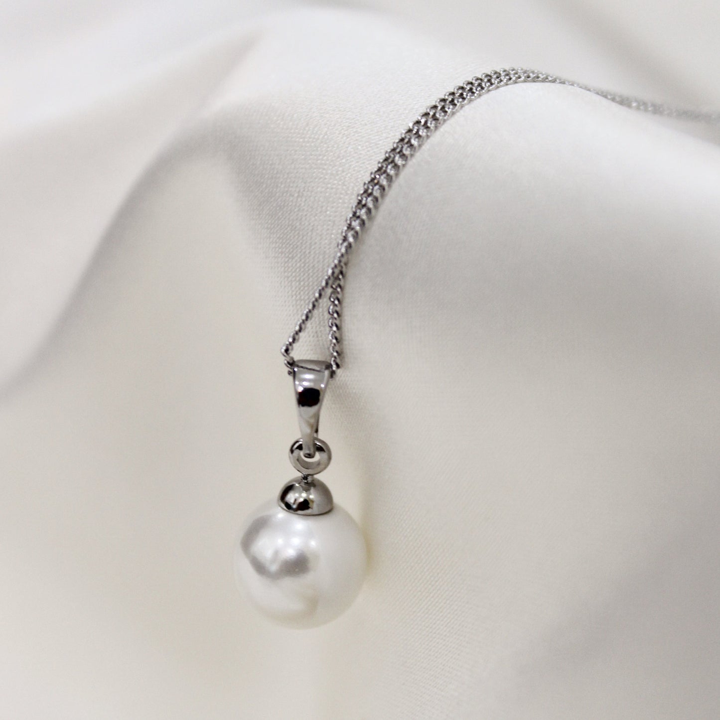 Silver chain with pearl